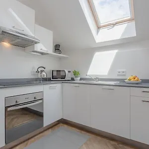 https://modern-loft-close-to-river.praguehotelsweb.com